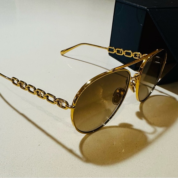 Louis Vuitton Pilot Sunglasses & Case | Excellent Condition - Picture 4 of 4